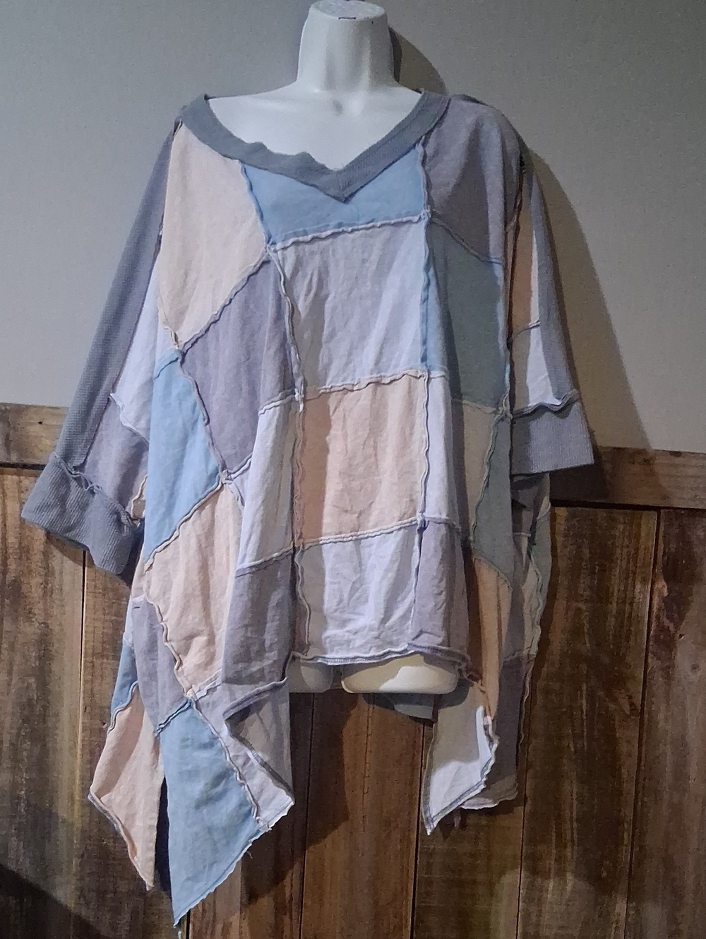 Oli & Hali Pastel Patchwork V‑Neck Oversized Pullover in Blue, Gray & Cream
